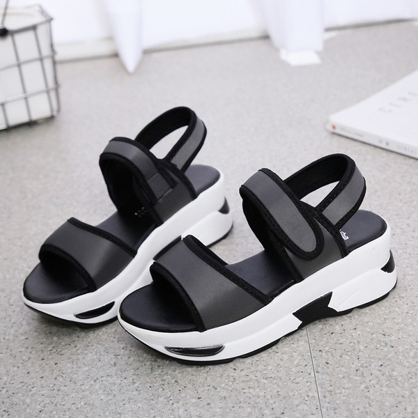 Naiste vabaaja sandaalid kõrge platvormi ja rihmadega