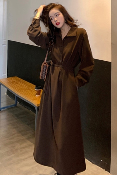 Hosszú női ruha klasszikus gallérral és övvel