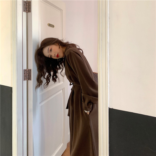 Hosszú női ruha klasszikus gallérral és övvel