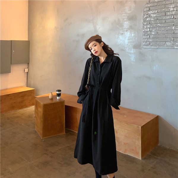 Hosszú női ruha klasszikus gallérral és övvel