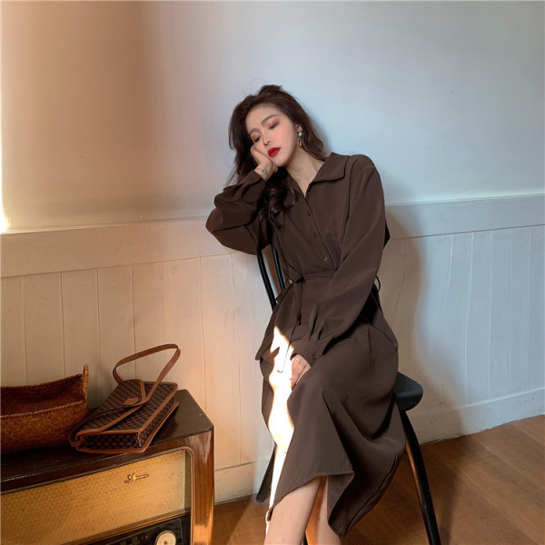 Hosszú női ruha klasszikus gallérral és övvel