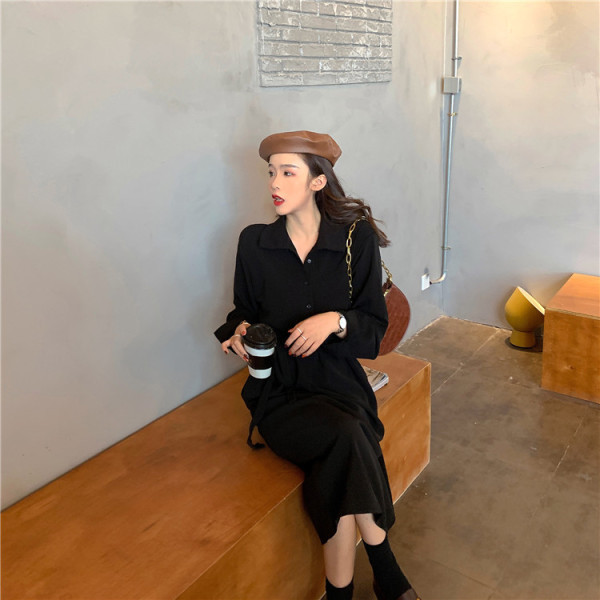 Hosszú női ruha klasszikus gallérral és övvel