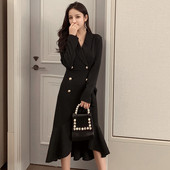 Stilīga sieviešu garā kleita - asimetrisks modelis ar pogām melnā krāsā