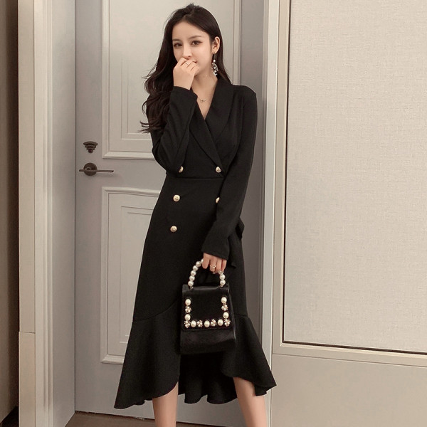 Stilīga sieviešu garā kleita - asimetrisks modelis ar pogām melnā krāsā