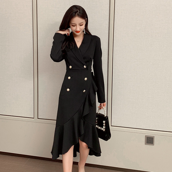 Stilīga sieviešu garā kleita - asimetrisks modelis ar pogām melnā krāsā