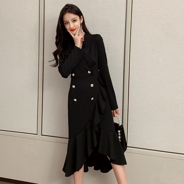 Stilīga sieviešu garā kleita - asimetrisks modelis ar pogām melnā krāsā