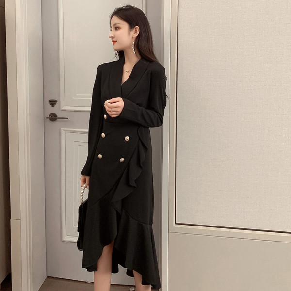 Stilīga sieviešu garā kleita - asimetrisks modelis ar pogām melnā krāsā