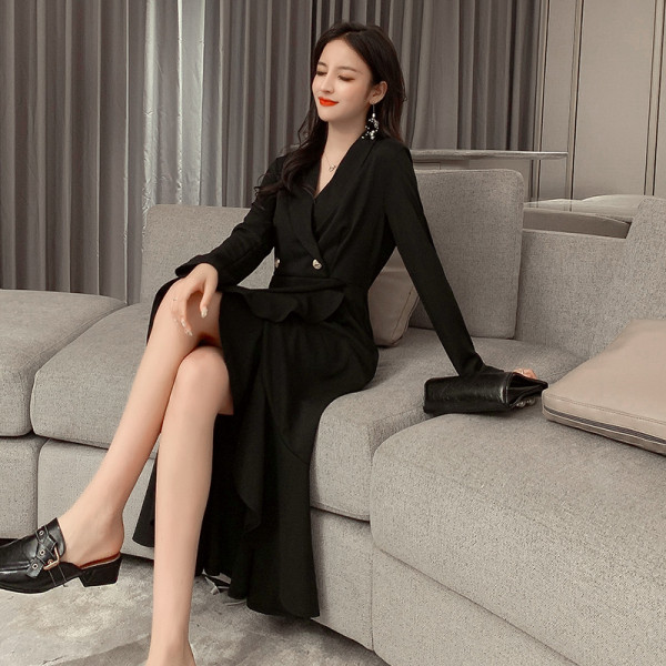 Stilīga sieviešu garā kleita - asimetrisks modelis ar pogām melnā krāsā