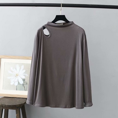 Ležerna ženska bluza širokog modela s dugim rukavima i ovalnim izrezom