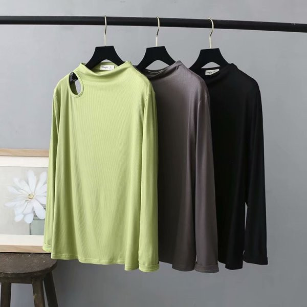 Ležerna ženska bluza širokog modela s dugim rukavima i ovalnim izrezom