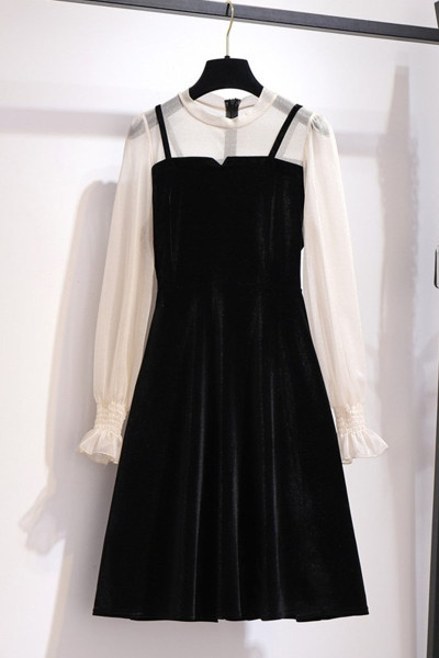 Rochie de dama croita din catifea cu decolteu oval si maneci transparente