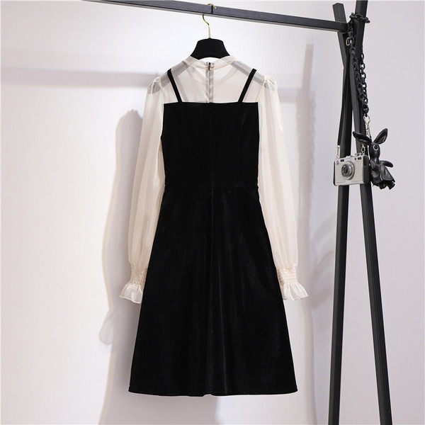 Rochie de dama croita din catifea cu decolteu oval si maneci transparente