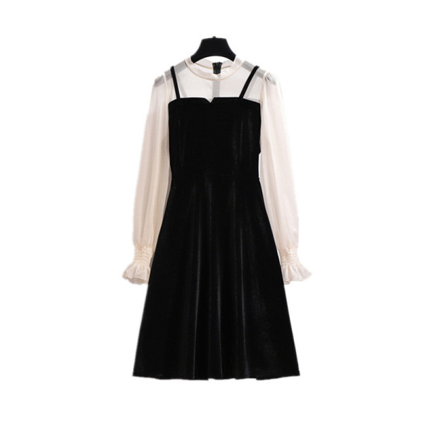 Rochie de dama croita din catifea cu decolteu oval si maneci transparente