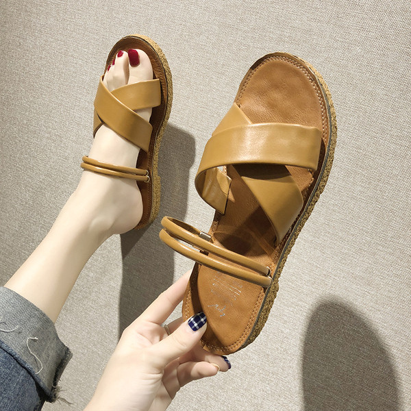 Sieviešu ādas čības ar plakanām zolēm un lencēm