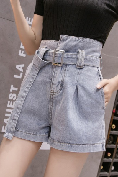 Magas derekú farmernadrág és aszimmetrikus rögzítés