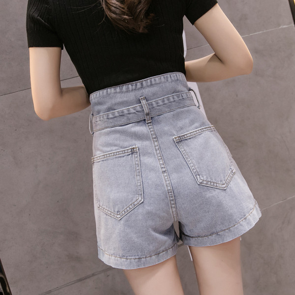 Magas derekú farmernadrág és aszimmetrikus rögzítés