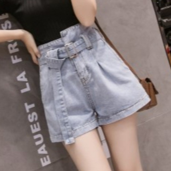 Magas derekú farmernadrág és aszimmetrikus rögzítés