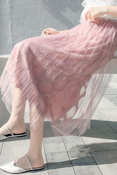 Hosszú női szoknya gumírozott derékkal és tüllvel