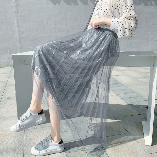 Hosszú női szoknya gumírozott derékkal és tüllvel