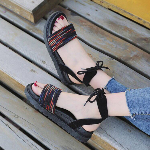 Alkalmi női szandál lapos talppal és bokakötővel