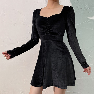 Ikdienas sieviešu samta kleita ar kvadrātveida kakla izgriezumu un garām piedurknēm