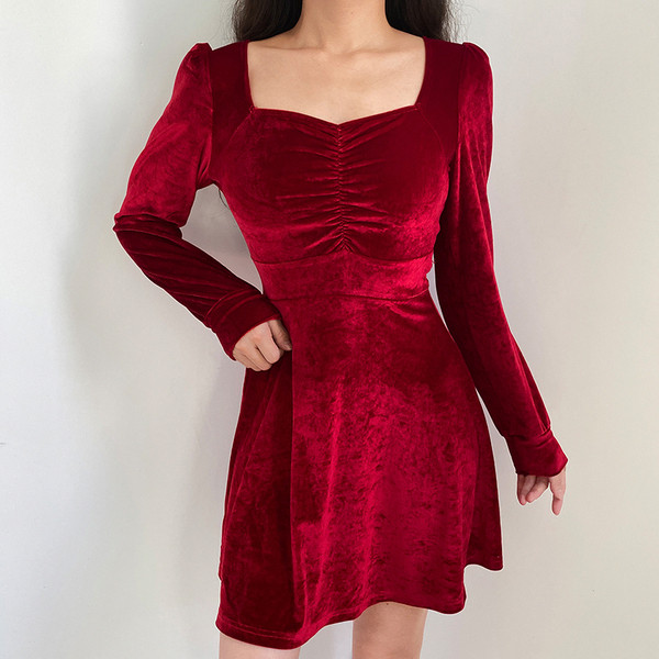 Ikdienas sieviešu samta kleita ar kvadrātveida kakla izgriezumu un garām piedurknēm