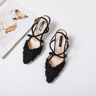 Modern női szandál pánttal és vékony sarokkal