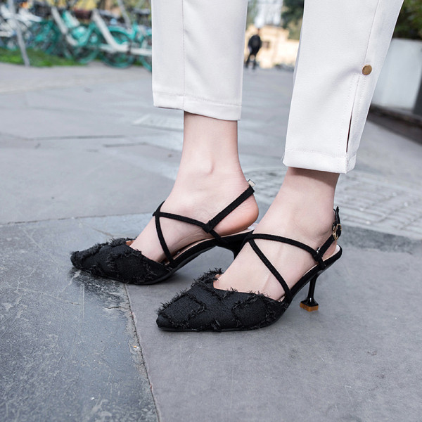 Modern női szandál pánttal és vékony sarokkal