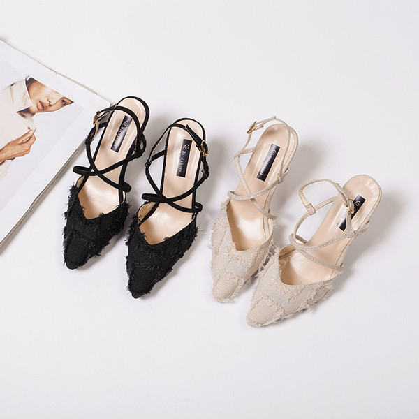 Modern női szandál pánttal és vékony sarokkal