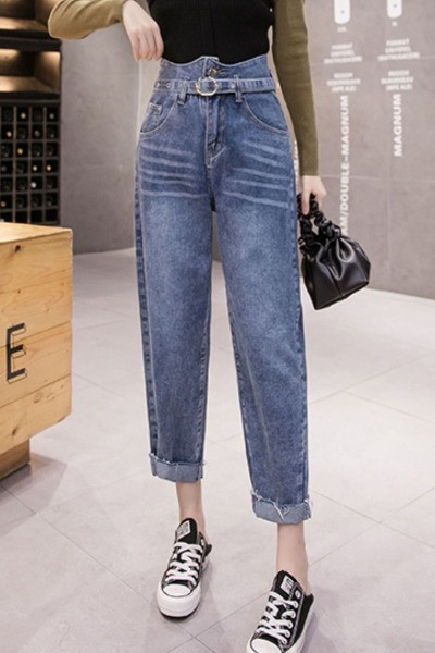 Model larg de blugi de dama cu talie inalta si curea