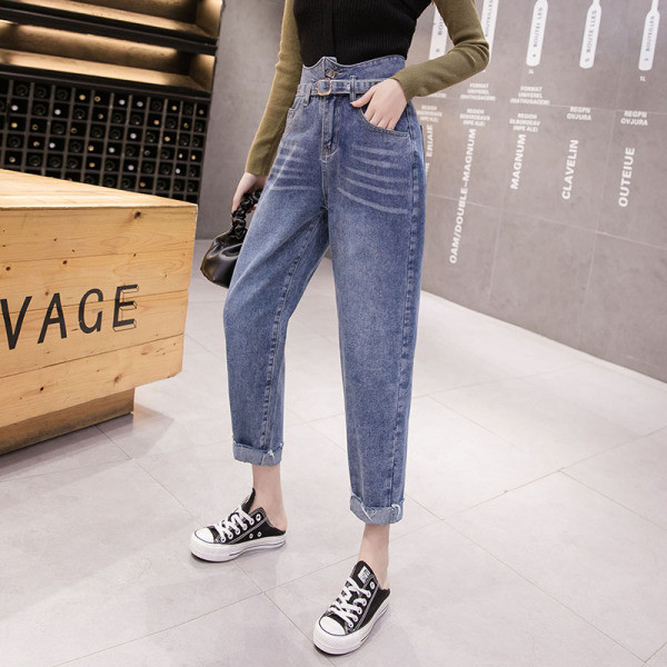 Model larg de blugi de dama cu talie inalta si curea