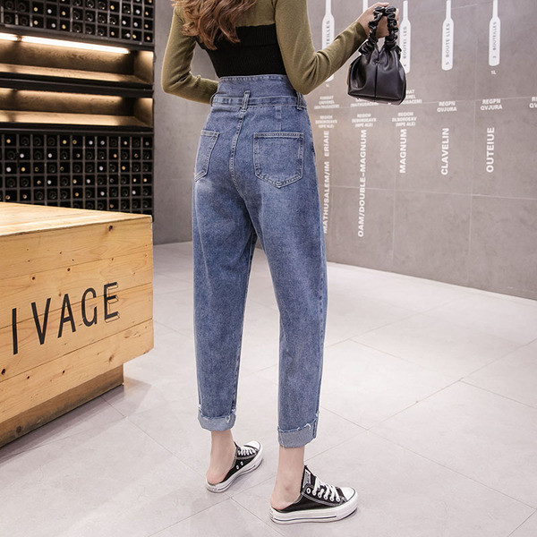 Model larg de blugi de dama cu talie inalta si curea