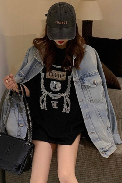 Fekete női póló kövekkel