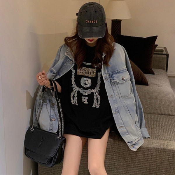 Fekete női póló kövekkel