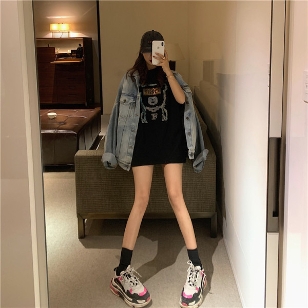 Fekete női póló kövekkel