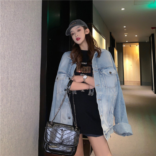 Fekete női póló kövekkel