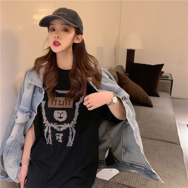 Fekete női póló kövekkel