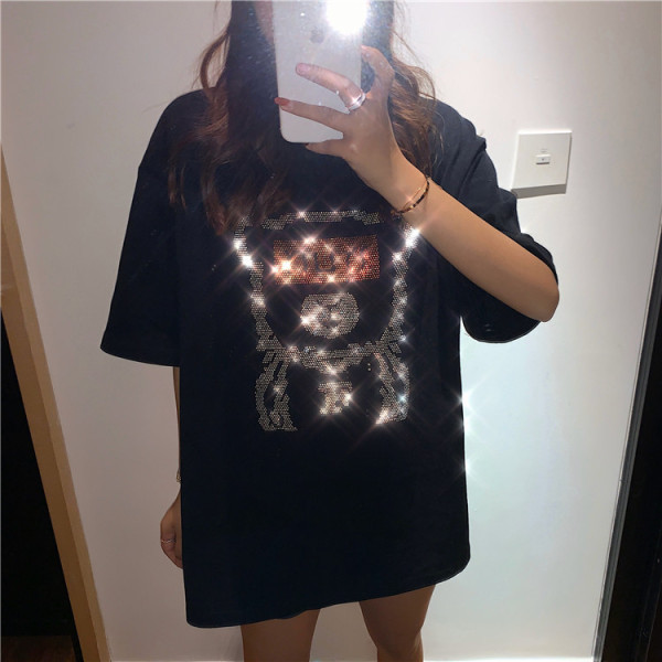 Fekete női póló kövekkel