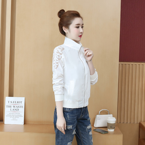 Moderni moteriška striukė su užtrauktuku ir žema polo apykakle