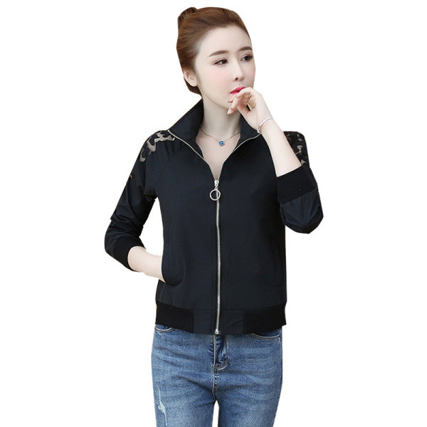 Moderni moteriška striukė su užtrauktuku ir žema polo apykakle