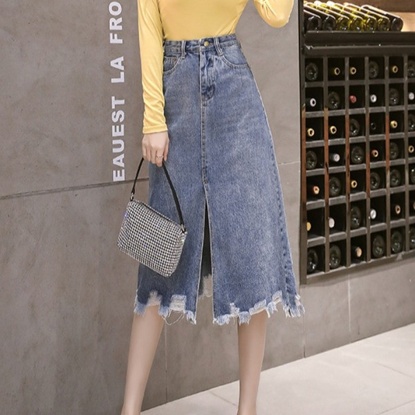 Hosszú szabású farmerszoknya magas derékkal és hasítékkal