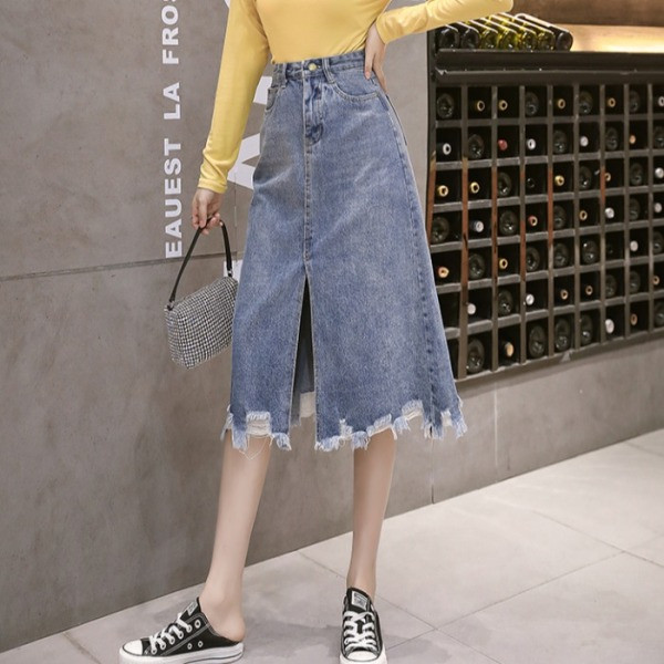 Hosszú szabású farmerszoknya magas derékkal és hasítékkal