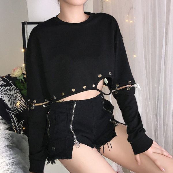 Jauna modeļa īsa sieviešu blūze ar saplēstiem motīviem un metāla elementiem