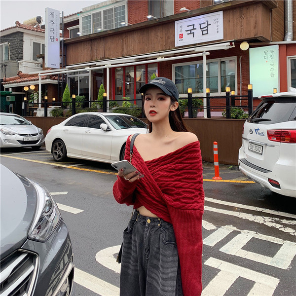 Lühike spitsikaelusega naiste kampsun