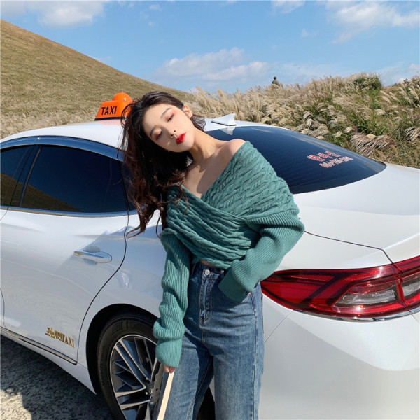 Lühike spitsikaelusega naiste kampsun