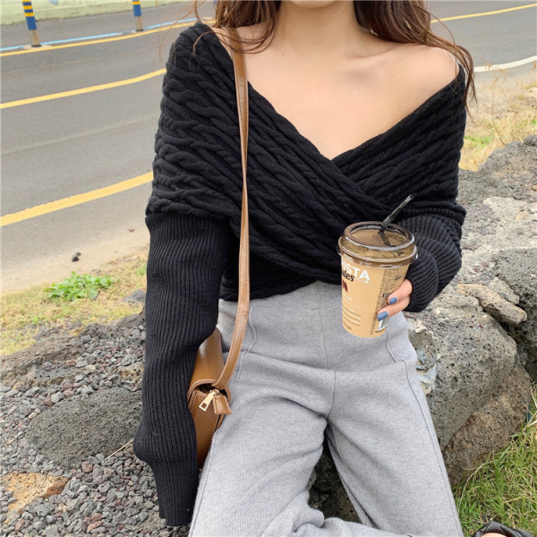 Lühike spitsikaelusega naiste kampsun