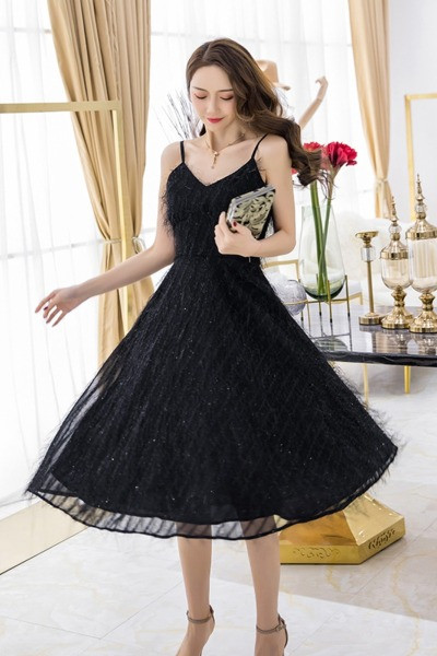 Női szabású ruha vékony pántokkal és rojtokkal