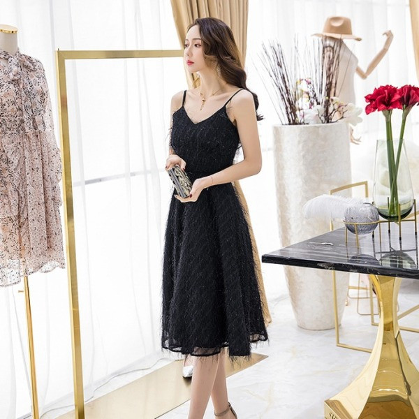 Női szabású ruha vékony pántokkal és rojtokkal