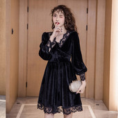 Moderna sieviešu samta kleita ar mežģīnēm