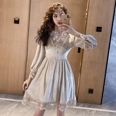 Moderna sieviešu samta kleita ar mežģīnēm